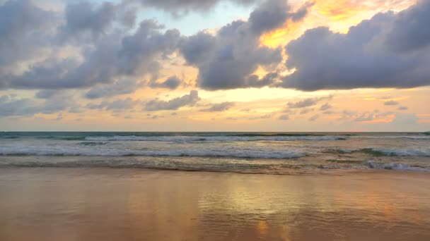 Plaj ve deniz on Sunset — Stok video