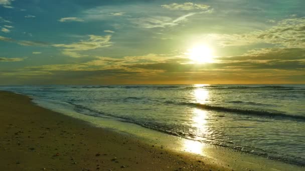 Puesta de sol en la playa y el mar — Vídeo de stock