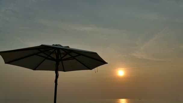 Umbrella on Maldives island — Stock Video