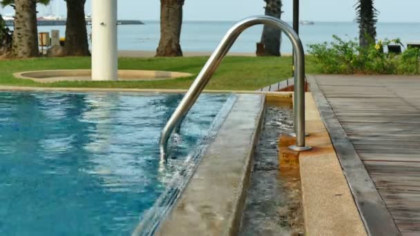 Piscina no hotel — Vídeo de Stock