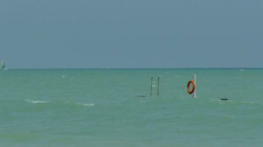 Lifebuoy ahşap platform üzerinde 
