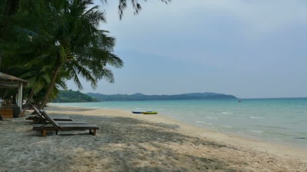 Liegestühle mit Meer und Strand — Stockvideo