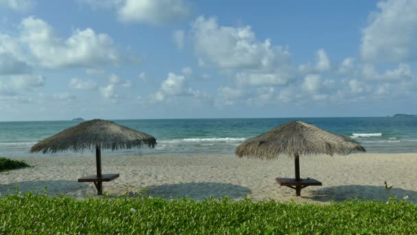 Guarda-chuvas na praia tropical — Vídeo de Stock