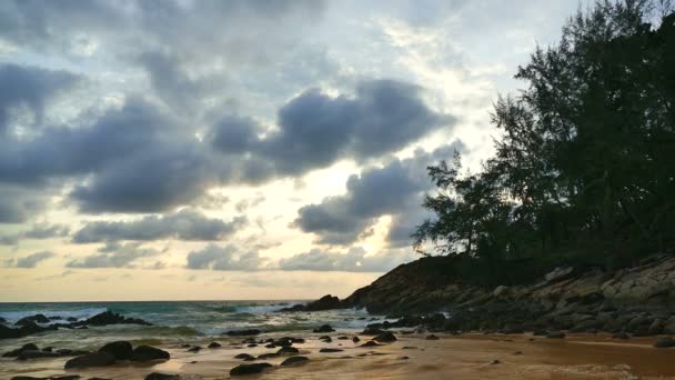 Захід сонця на пляжі і морі — стокове відео