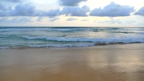 Solnedgång på stranden och havet — Stockvideo