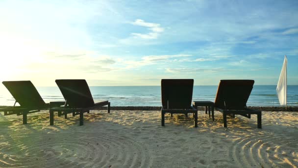 Chaises longues avec mer et plage — Video