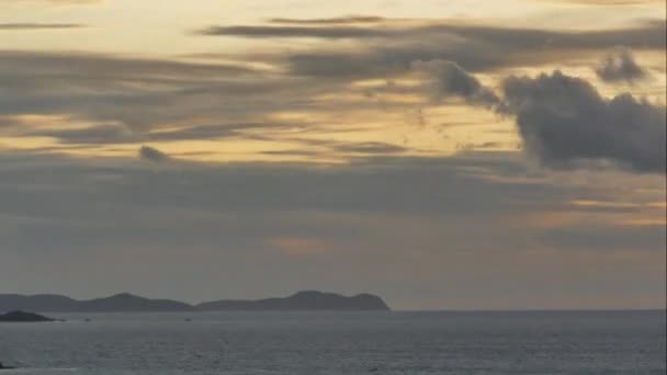 Solnedgång på stranden och havet — Stockvideo