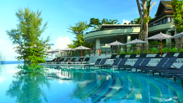 Piscina en el hotel — Vídeos de Stock