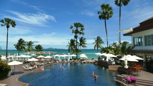 Piscina en el hotel — Vídeo de stock