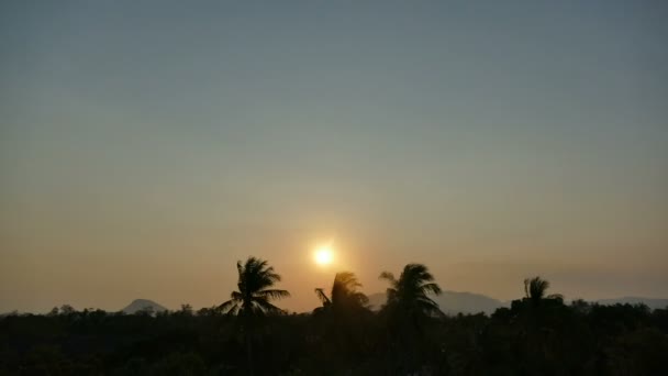 Hora de pôr do sol na ilha tropical — Vídeo de Stock