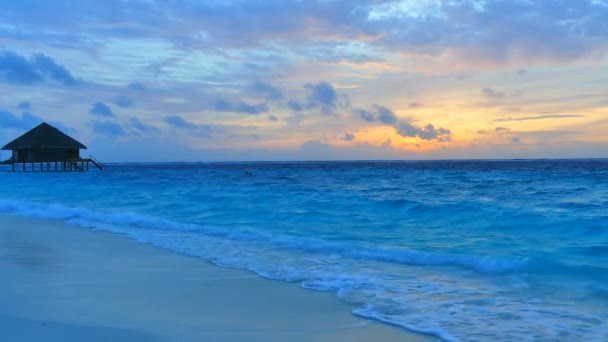 Coucher de soleil sur la plage et la mer — Video