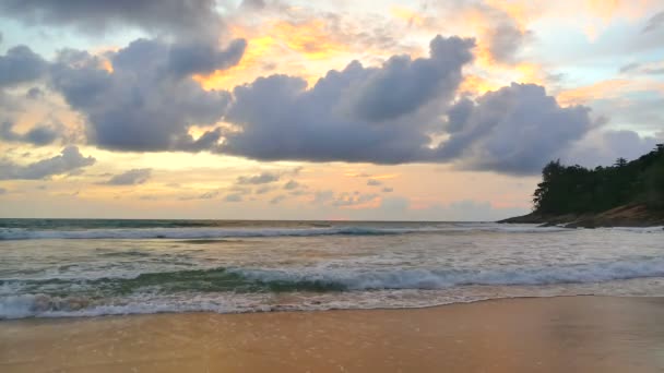 Tramonto sulla spiaggia e sul mare — Video Stock