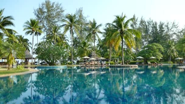 Swimmingpool på hotellet — Stockvideo