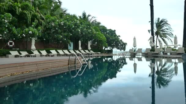 Piscina no hotel — Vídeo de Stock