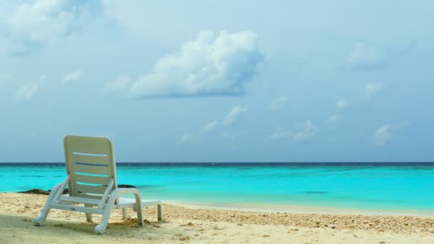 Ligstoel met zee en strand — Stockvideo
