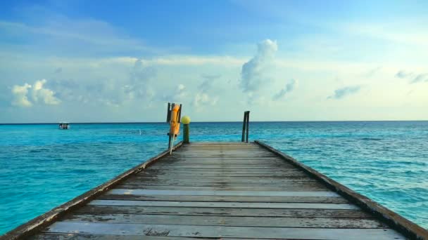 Deck na bela ilha de Maldivas — Vídeo de Stock