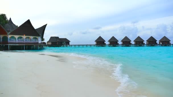 Az óceán gyönyörű Maldív-szigetek sziget — Stock videók