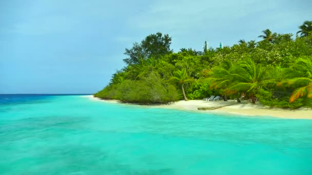 Solstolar med hav och strand — Stockvideo