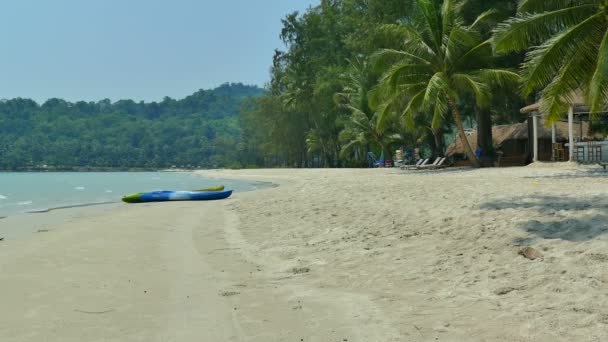 Chaises longues avec mer et plage — Video