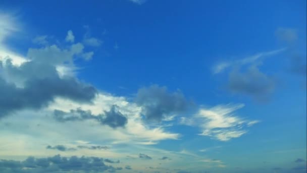 Wolken bewegen sich am blauen Himmel — Stockvideo