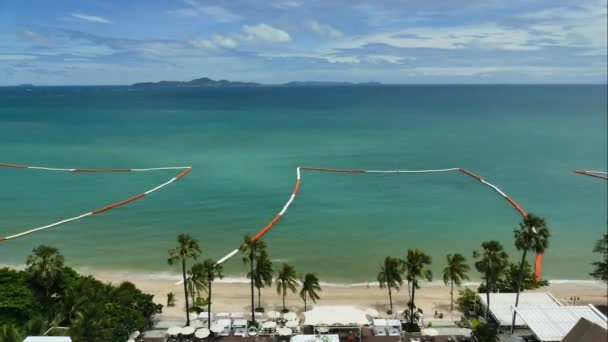 Praia com pessoas e oceano — Vídeo de Stock