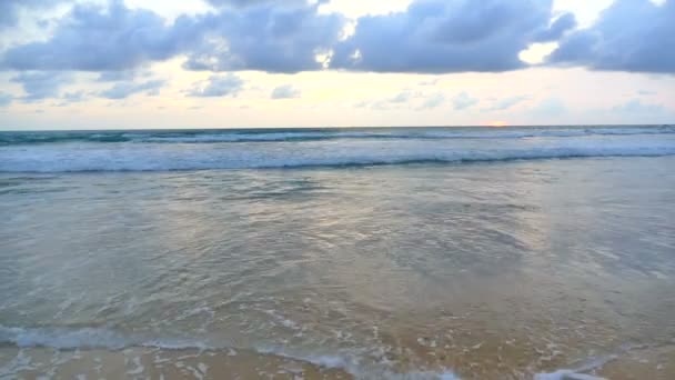 Puesta de sol en la playa y el mar — Vídeo de stock