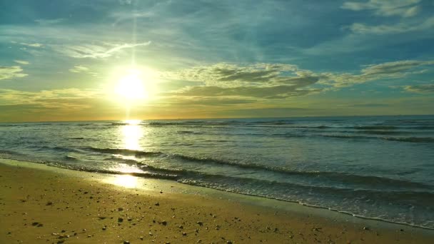 Solnedgång på stranden och havet — Stockvideo