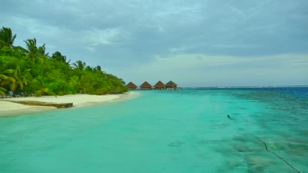Mooie Maldiven island met Oceaan — Stockvideo