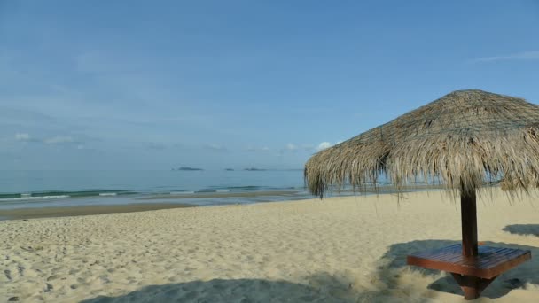 Парасолька на тропічному пляжі — стокове відео