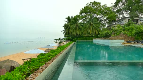 Piscina no hotel — Vídeo de Stock