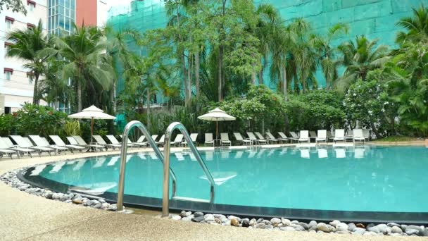 Piscina en el hotel — Vídeos de Stock