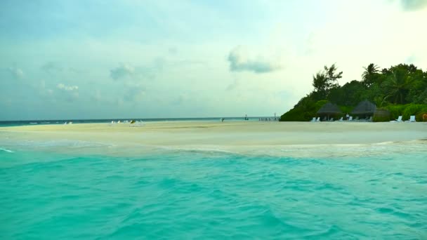 Cadeiras de convés com mar e praia — Vídeo de Stock