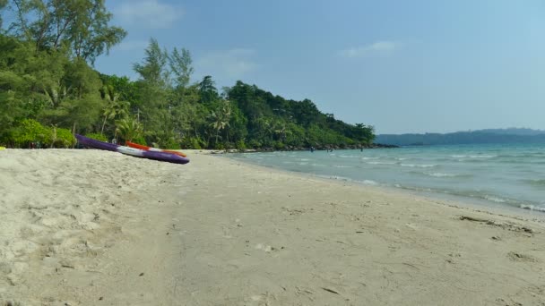 Meereswellen rollen am Strand — Stockvideo