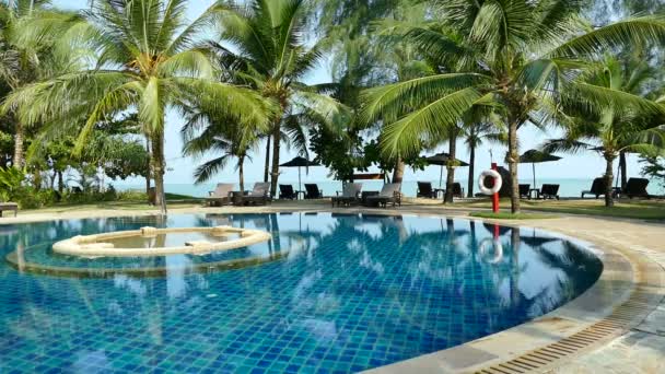 Swimmingpool på hotellet — Stockvideo