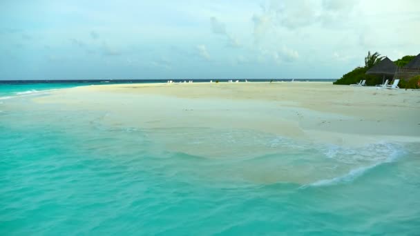 Tumbonas con mar y playa — Vídeos de Stock