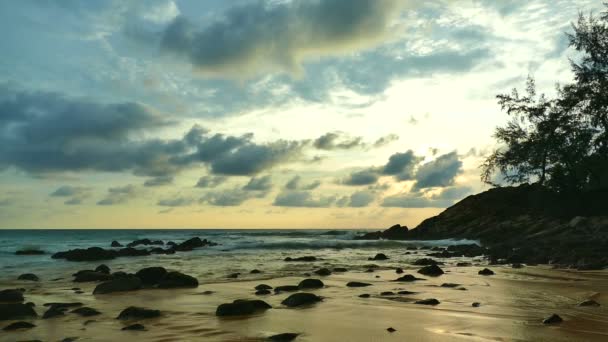 Pôr do sol na praia e no mar — Vídeo de Stock