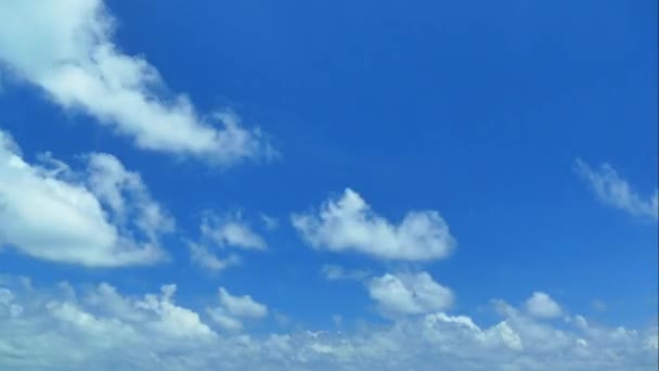 Облака движутся по голубому небу — стоковое видео
