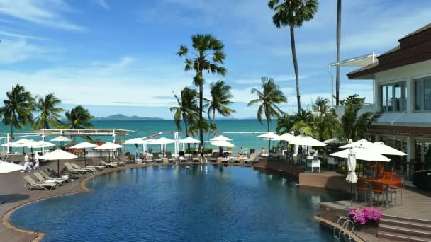 Piscina en el hotel — Vídeo de stock