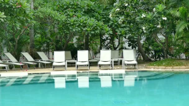 Piscina en el hotel — Vídeo de stock