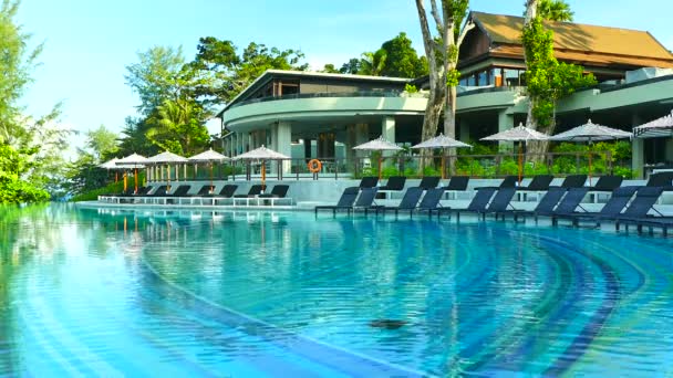 Piscina en el hotel — Vídeos de Stock