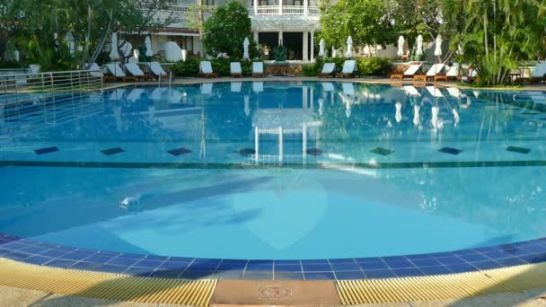 Schwimmbad im Hotel — Stockvideo