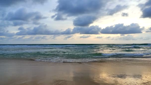 Tramonto sulla spiaggia e sul mare — Video Stock