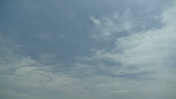 Nuages se déplaçant sur le ciel bleu — Video