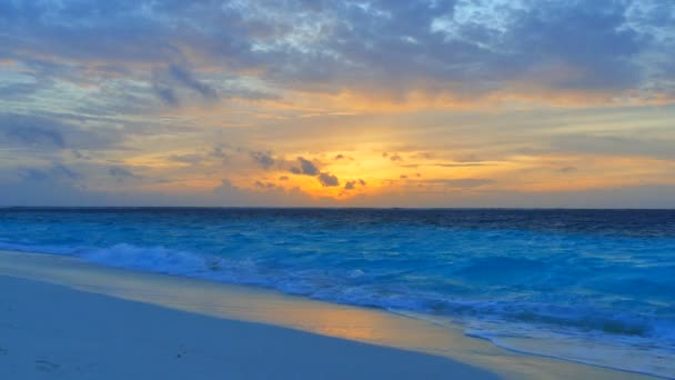 Ηλιοβασίλεμα στην παραλία και στη θάλασσα — Αρχείο Βίντεο
