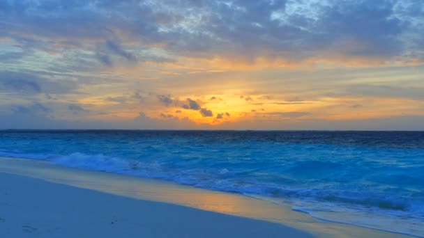 Puesta de sol en la playa y el mar — Vídeo de stock