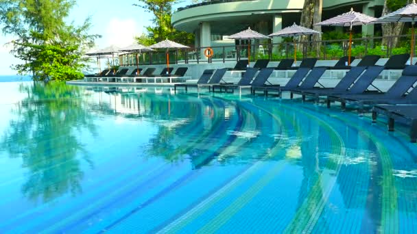 Piscina en el hotel — Vídeo de stock