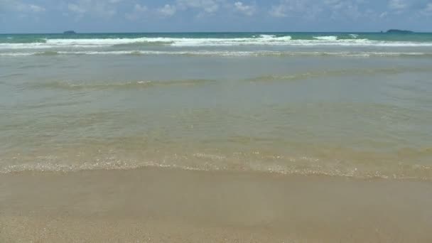 海の波がビーチに転します。 — ストック動画