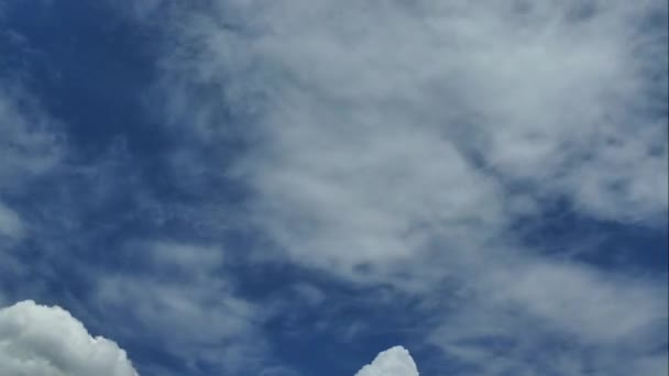 Przeprowadzka na błękitne niebo chmury — Wideo stockowe