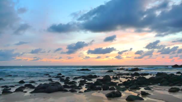 Pôr do sol na praia e no mar — Vídeo de Stock