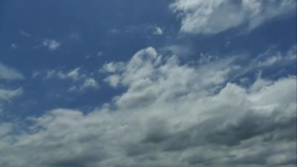 Nuvole che si muovono sul cielo blu — Video Stock